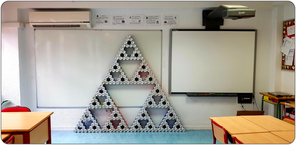 Triángulo de sierpinski con latas de refresco